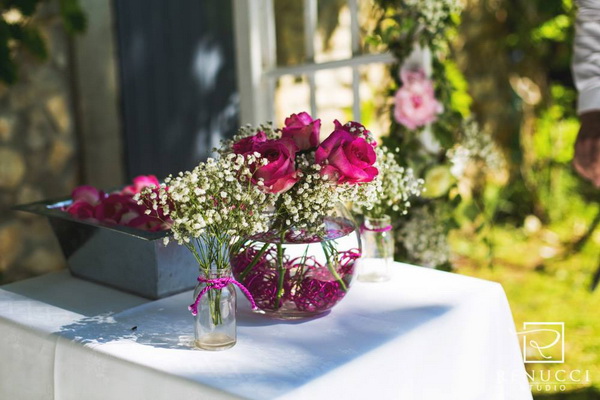 ceremonie-laique-laura-et-regis-a-deux-mains-tenant-26