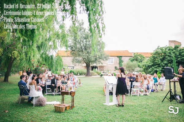 Rachel et Alexandre, 23 juillet 2016 Cérémonie laïque: A deux mains tenant Photo: Sébastien Cabanes Lieu: Mas des Thyms